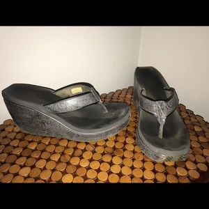 Size 9 Midland Pewter Volatile shoes